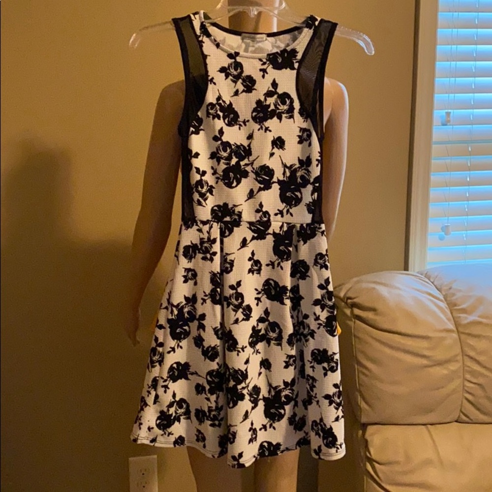 Black and White Spring Flowery Dress 🖤🤍